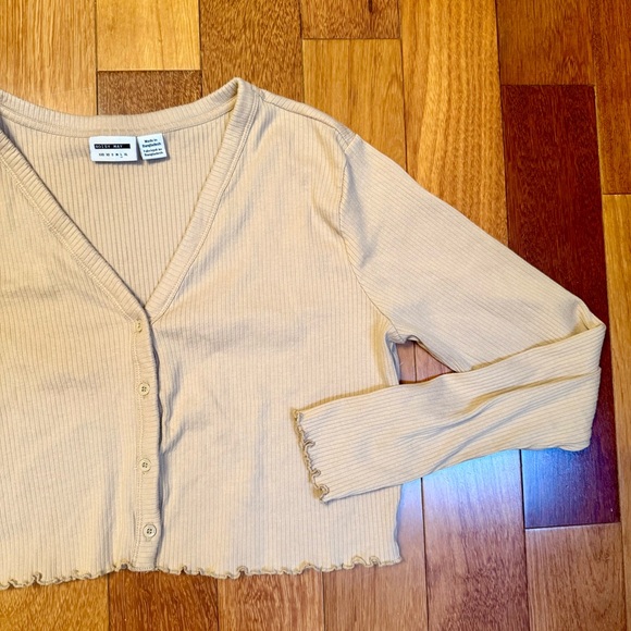 Sunday Best | Tan cropped ribbed button-up cardigan with ruffled sleeves - Picture 2 of 4
